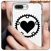 Diseño negro de corazón dentro de un plato de bicicleta, aplicado en la funda transparente de un móvil