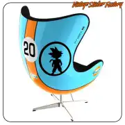 Design Goku Lune appliqué sur un fauteuil bleu aux formes enveloppantes