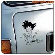 Goku en kimono et avec sa queue, appliqué à l’arrière d’un véhicule
