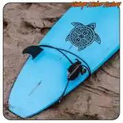 Tortue au style tribal posée sur une planche de surf bleue