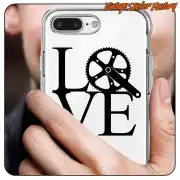 LOVE-Design mit Fahrradkettenblatt und Kurbel auf einer Handyhülle
