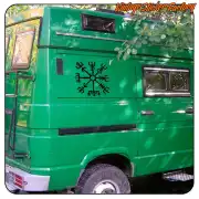 Symbole Vegvísir noir appliqué sur le côté d’un van aménagé vert