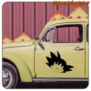 Goku-Aufkleber an der Tür eines klassischen gelben Fahrzeugs