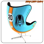Diseño negro de criatura extraterrestre aplicado en una silla de formas curvas