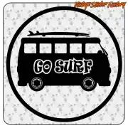 Rundes Design mit der Silhouette eines Transporters, einem Surfbrett auf dem Dach und dem Text «Go Surf».