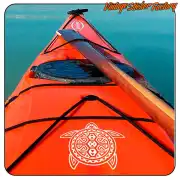 Tortuga geométrica blanca aplicada sobre la cubierta de una tabla de paddle surf naranja