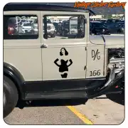 Silueta negra de mujer pin-up aplicada en la puerta de un vehículo clásico beige