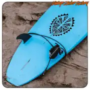Schwarze Tiki-Maske auf einem blauen Surfbrett