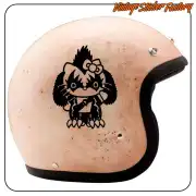 Diseño Kitty Kiss aplicado en un casco de moto de color beige