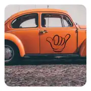 Pegatina Shaka aplicada en la puerta de un automóvil clásico naranja