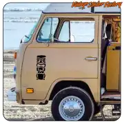 Schwarzer TIKI-Aufkleber an der Seite eines Vans am Strand