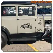 Totenkopf mit Flammen als Design an der Seite eines klassischen Fahrzeugs