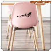 Vinilo negro con secuencia de evolución de Alien aplicado en el respaldo de una silla rosa