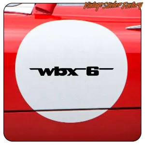 Schwarzes WBX6-Vinyl auf einer runden roten Oberfläche