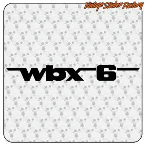 Design typographique WBX6 noir sur un fond de présentation avec des crânes