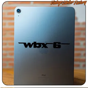 Schwarzes WBX6-Vinyl auf der Rückseite eines Tablets