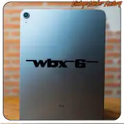 Vinilo WBX6 negro colocado en la parte trasera de una tableta