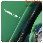 Vinilo WBX6 blanco aplicado sobre una superficie verde junto a un faro