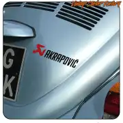 Design AKRAPOVIC appliqué à l’arrière d’un véhicule argenté