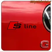 Schwarzes S line Design auf der roten Karosserie eines Autos neben einem runden Emblem