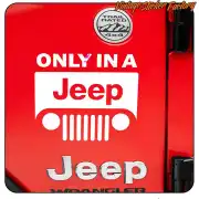 Design «ONLY IN A JEEP» appliqué sur l’arrière rouge d’une Jeep