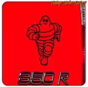 Design Bibendum noir sur fond rouge avec l’inscription 850 R