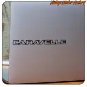 Texto CARAVELLE aplicado sobre una superficie acristalada