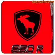 ELK-Design mit Elchsilhouette in einem schwarzen Schild auf rotem Hintergrund und dem Text 850 R