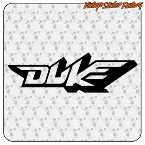 Logo Duke noir sur fond clair avec motif répété de crânes