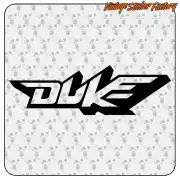 Logo Duke noir sur fond clair avec motif répété de crânes