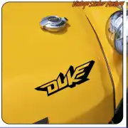Logotipo Duke en negro aplicado sobre la superficie amarilla de un vehículo