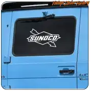 Weißes Sunoco-Logo auf der Heckscheibe eines blauen Transporters