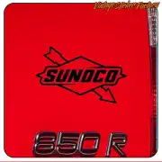 Logotipo Sunoco negro aplicado sobre la carrocería roja de un vehículo