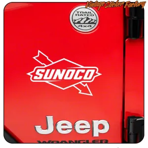Weißes Sunoco-Logo auf dem roten Heck eines Jeep Wrangler