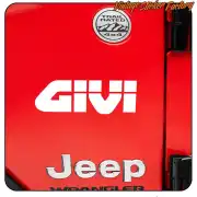 Logo GIVI blanc appliqué sur la portière rouge d’un véhicule