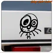 Diseño de gato estilizado en negro aplicado sobre la parte trasera de un vehículo blanco