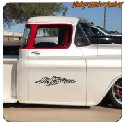 Design HARLEY DAVIDSON appliqué sur la porte d’un pick-up classique blanc