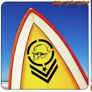 Design noir de crâne avec casque, étoile et chevrons sur une planche de surf jaune