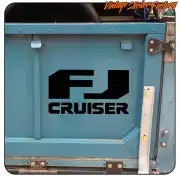 Motif noir FJ CRUISER posé sur une surface bleue avec des ferrures