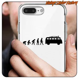Diseño de evolución humana junto a una furgoneta camper T1 en la carcasa de un teléfono
