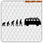 Vollständiges Human-Evolutionsmotiv neben einem T1-Campervan