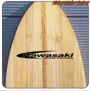 Design Kawasaki Team Racing noir appliqué sur une planche de surf en bois
