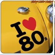 Diseño I love 80's aplicado sobre la carrocería amarilla de un vehículo clásico