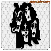Silhouette noire de quatre personnages au maquillage théâtral et aux coiffures remarquables