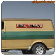 OVERHAULIN-Motiv an der Seite eines klassischen zweifarbigen Lieferwagens