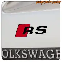 RS-Design neben dem Wort Volkswagen, auf einer weißen Oberfläche angebracht