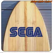 Logotipo SEGA en azul sobre una tabla de madera