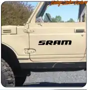 Pegatina SRAM negra aplicada en la puerta de un vehículo todoterreno claro