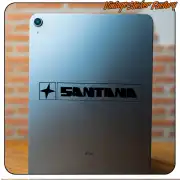 Pegatina SANTANA con símbolo y texto aplicada en la parte trasera de una tableta