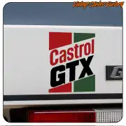 CASTROL GTX Kleber am Heck eines weißen Fahrzeugs angebracht